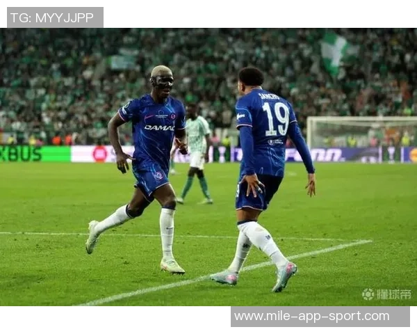 厄瓜多尔国家队主帅贝卡切斯亲临切尔西赛场与凯塞多合影留念