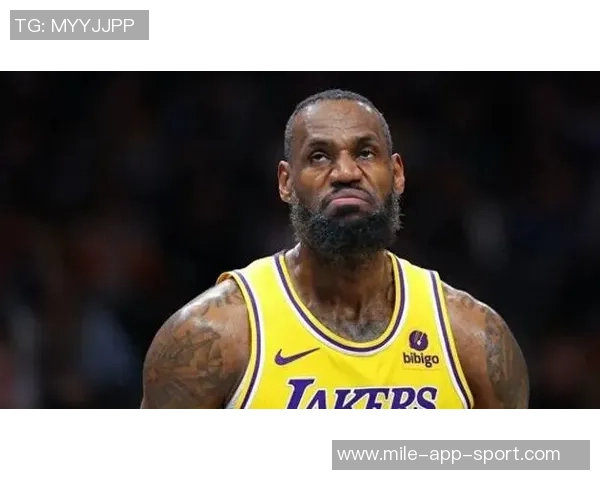 湖人三巨头意外落后马刺20分老詹精彩隔扣引发热议 湖人三巨头意外落后马刺20分老詹精彩隔扣引发热议